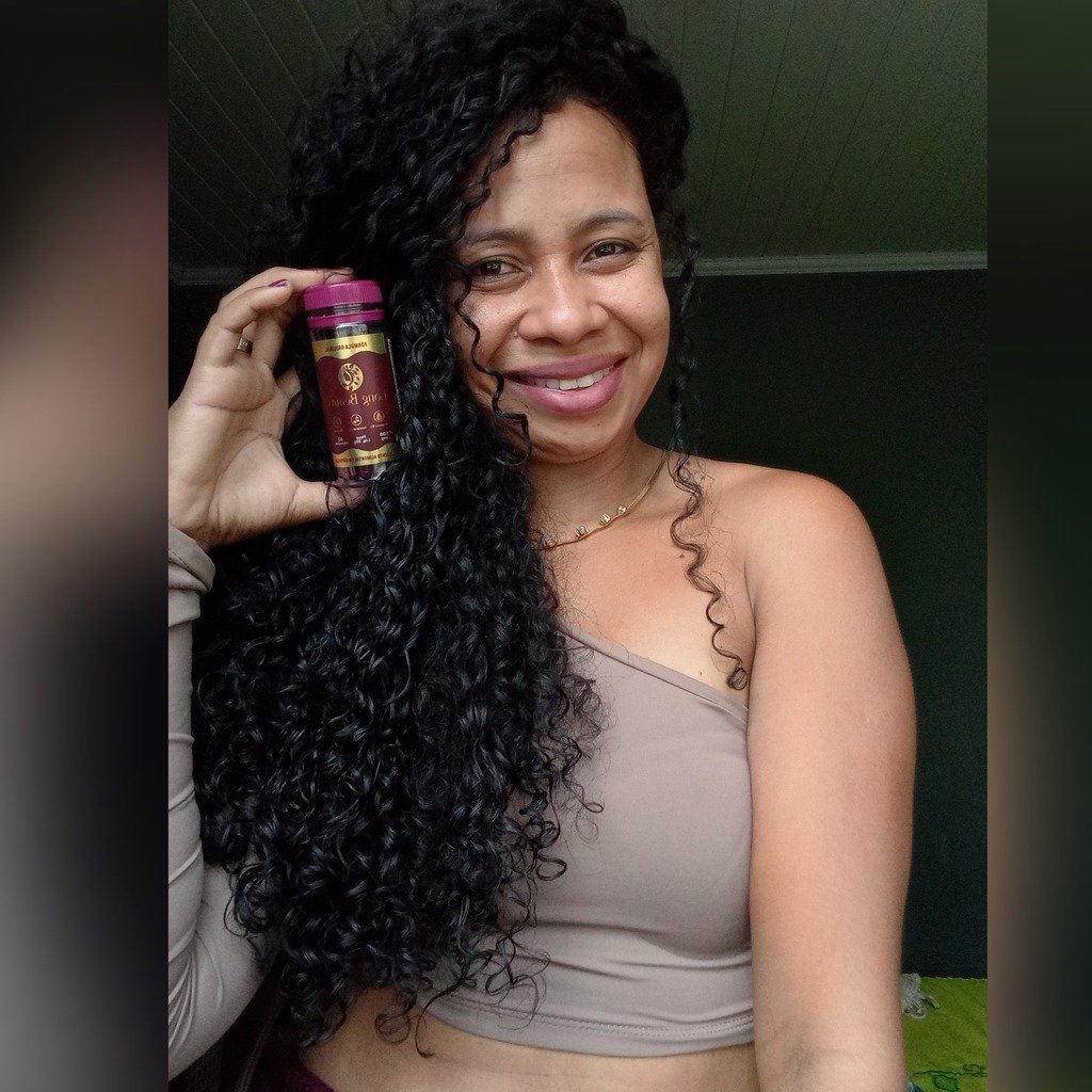 Mulher satisfeita com os resultados do Long Beauty